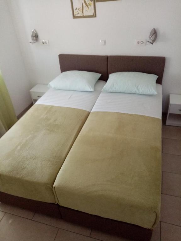 Postel nebo postele na pokoji v ubytování Apartmani Cesar