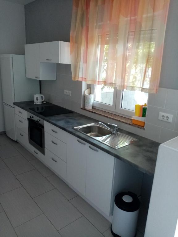 Kuchyň nebo kuchyňský kout v ubytování Apartmani Cesar