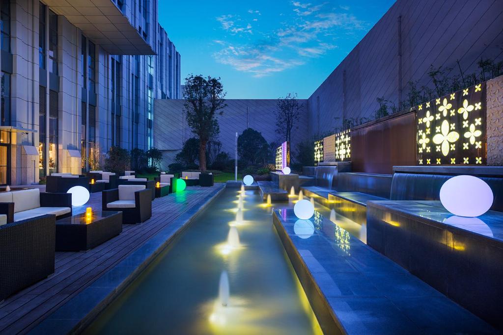 Bazén v ubytování Maanshan Wanda Realm Hotel nebo v jeho okolí
