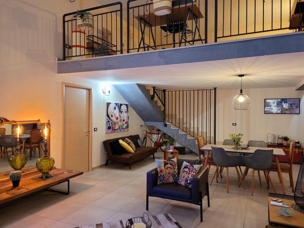 un grand salon avec un escalier et un salon dans l'établissement INDUSTRY HOME, à Catane