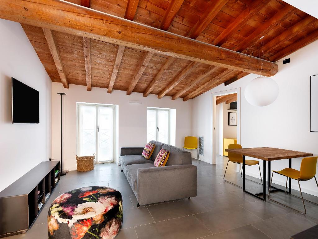 een woonkamer met een bank en een tafel bij SG9 CITY APARTMENTS in Brescia