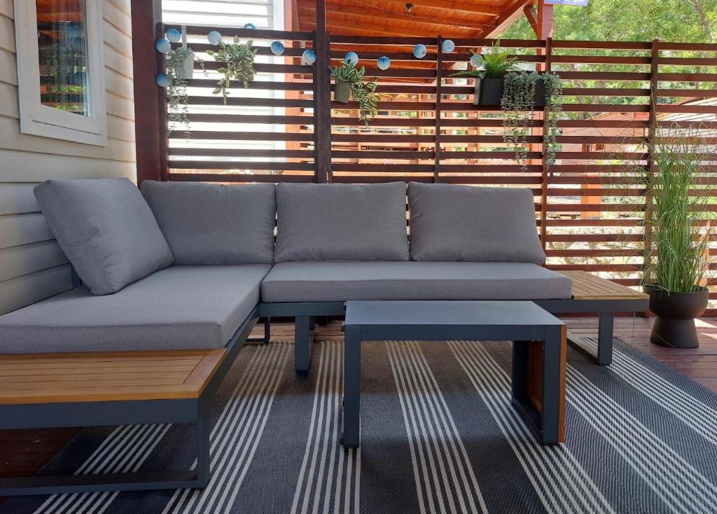 Mobile home Happy days في سفيتي يوراي: أريكة للجلوس على فناء مع طاولة