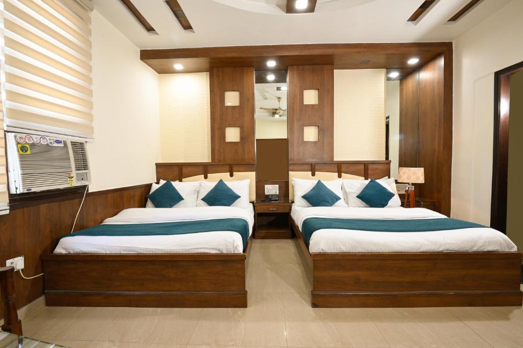 Llit o llits en una habitació de Hotel Baba Deluxe near New Delhi Railway Station and City Center -By RCG Hotels