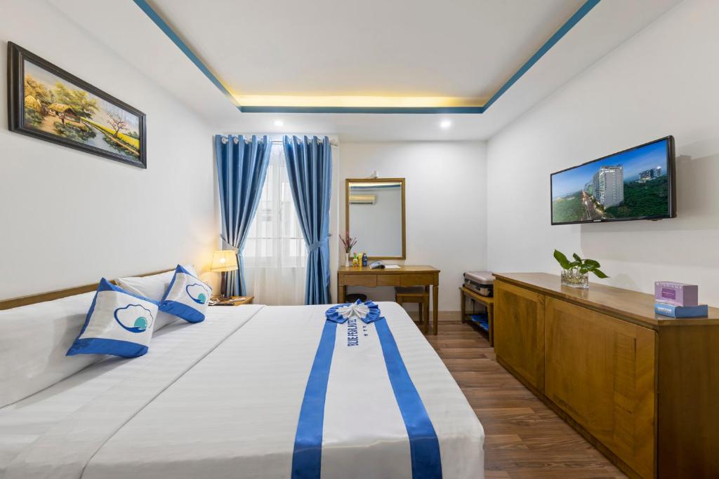 Giường trong phòng chung tại Blue Pearl Hotel