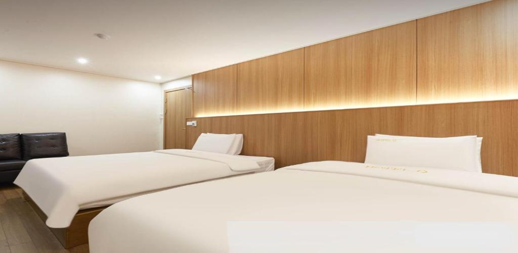 Postel nebo postele na pokoji v ubytování Hotel Q Chuncheon