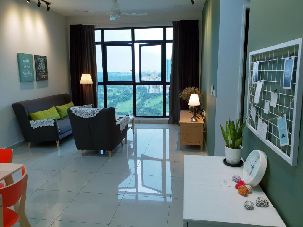 sala de estar con sofá y mesa en Alpine Conezion Golf View Netflix at IOI City Mall, en Putrajaya
