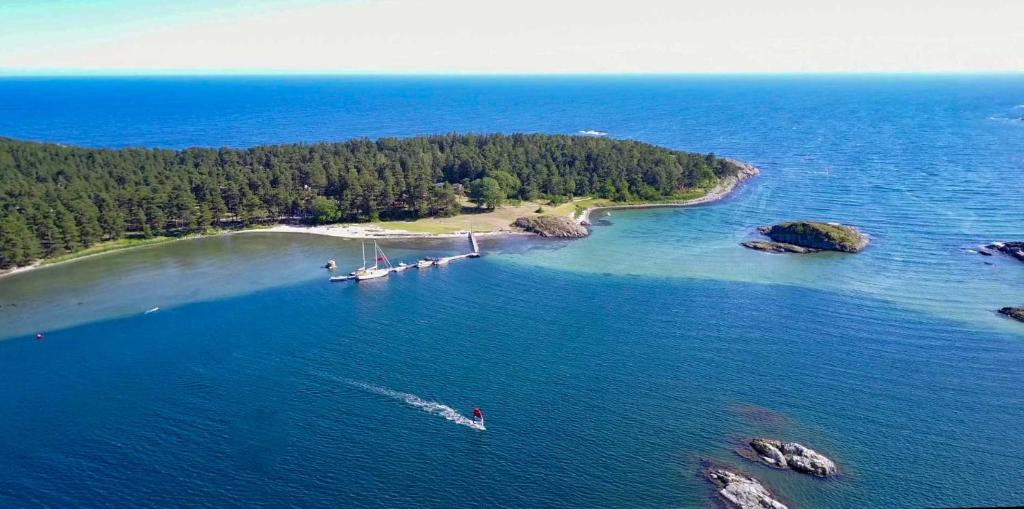 een luchtzicht op een klein eiland in het water bij Raet Camping in Færvik