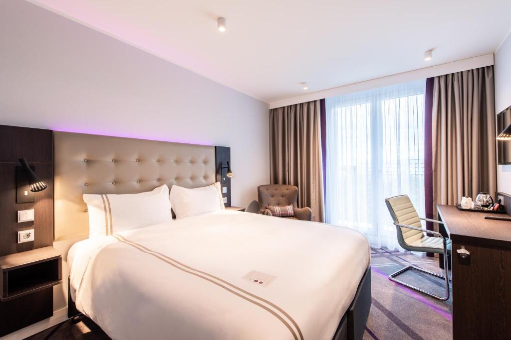 Rúm í herbergi á Premier Inn Leipzig City Oper