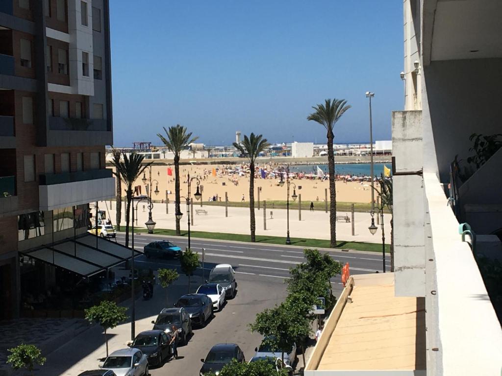 vista su una strada con auto parcheggiate sulla spiaggia di Laplaya Apppart Hotel a Tangeri
