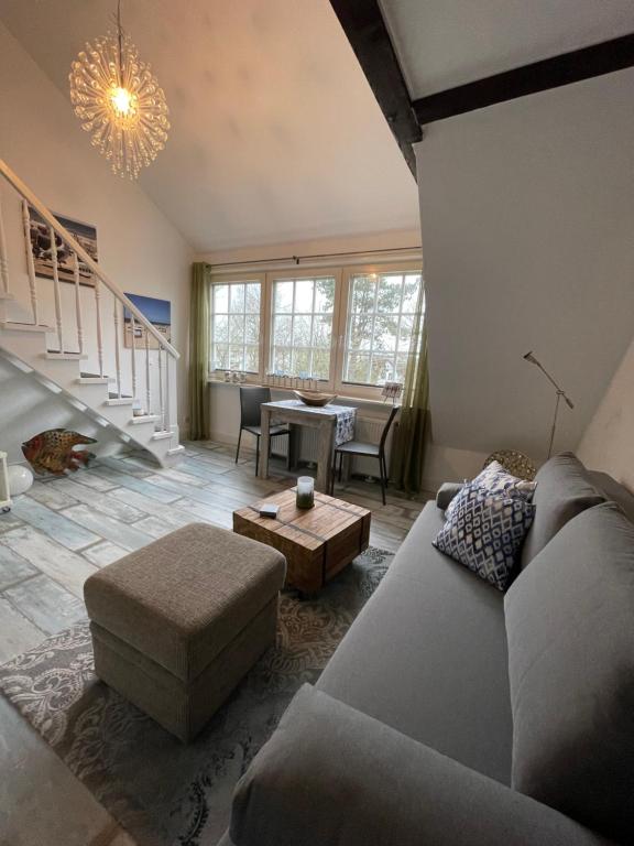 sala de estar con sofá y mesa en Kirchenweg App15, en Westerland