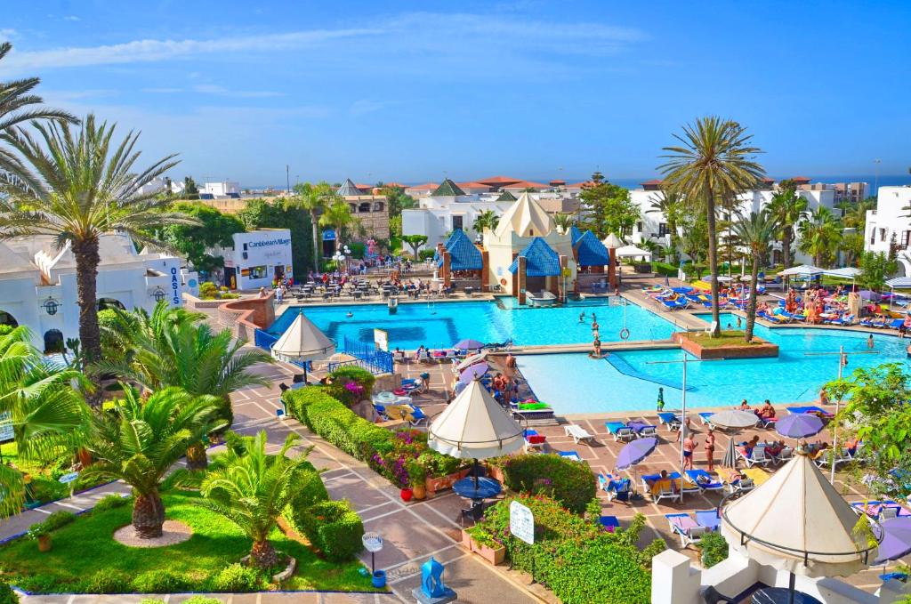 una vista aérea de una piscina en un complejo en Caribbean Village Agador - All inclusive en Agadir