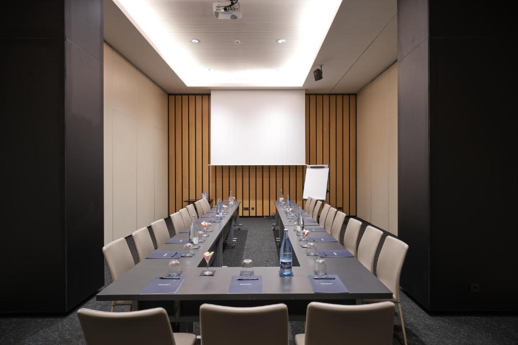 a conference room with a long table and chairs at Hotel SB Icaria in Barcelona