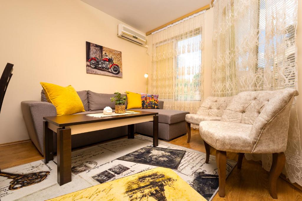 Modern 1 BR Apartment Top Center