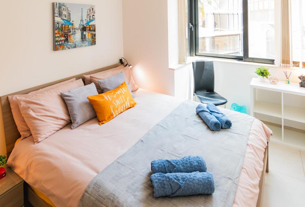 Llit o llits en una habitació de Modern Comfort - 2BR Apartment center of St Julians & Paceville