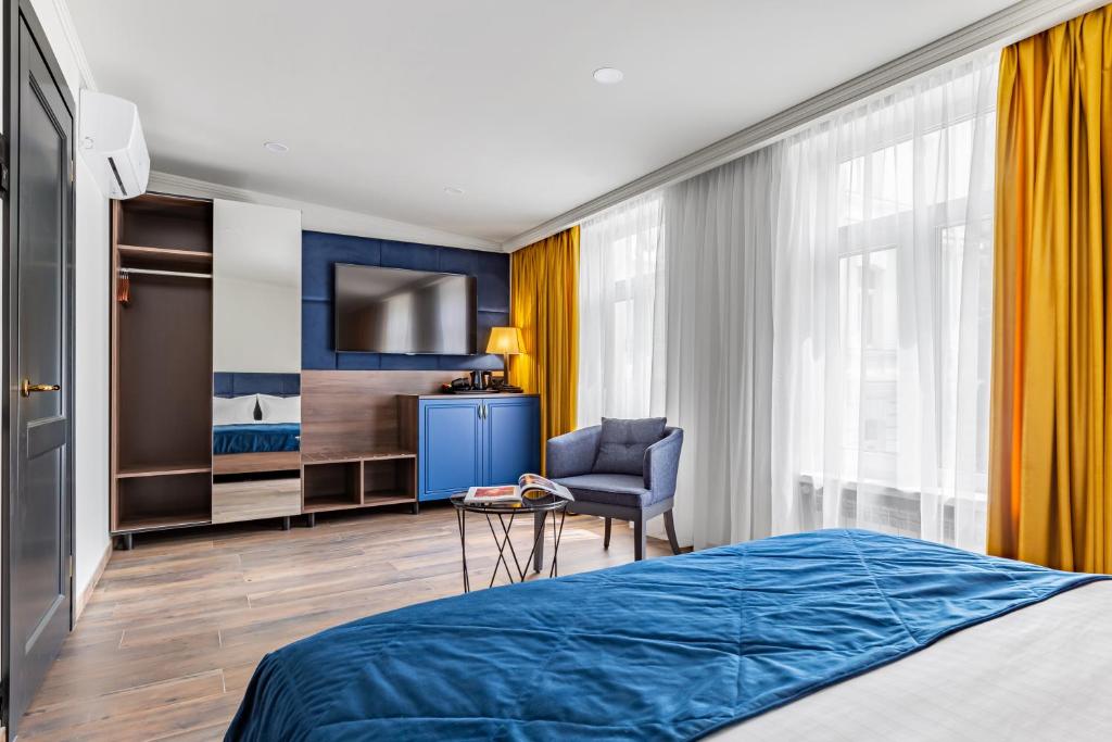 Queen Bee - Budget Double Room