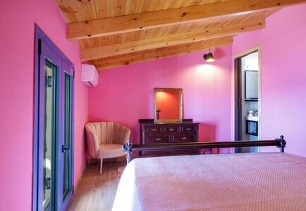 Posteľ alebo postele v izbe v ubytovaní Maritinas Stone House & Apartment On The Beach