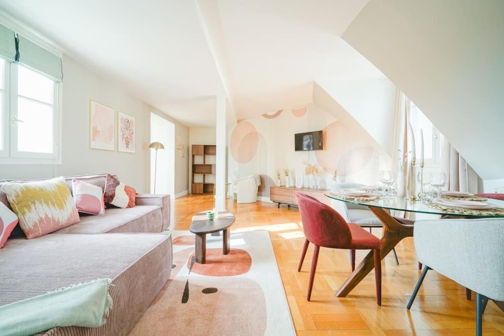 - un salon avec un canapé et une table dans l'établissement Appartement Haussmannien 16ème arrondissement, à Paris