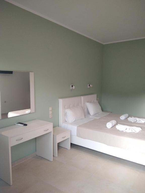 A bed or beds in a room at Oasis