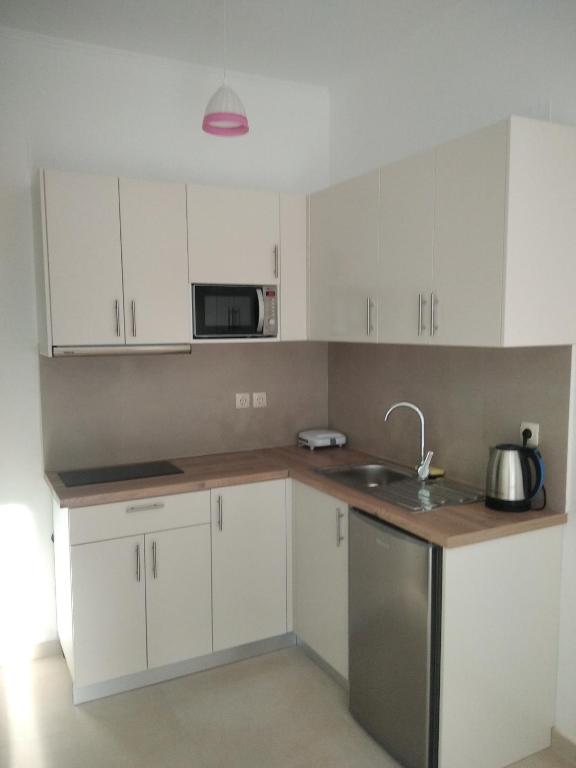 A kitchen or kitchenette at Oasis