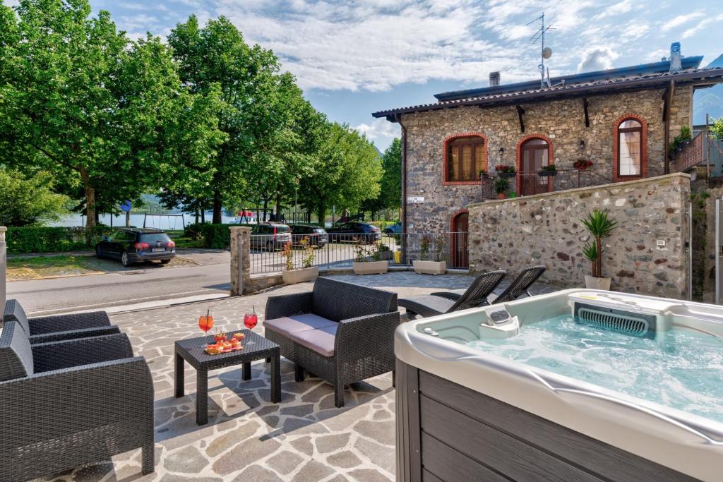 a patio with a jacuzzi tub in front of a house at Casa Angelina in Crone