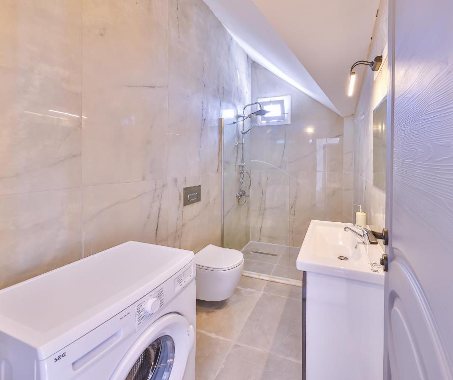 A bathroom at 3 House Apart