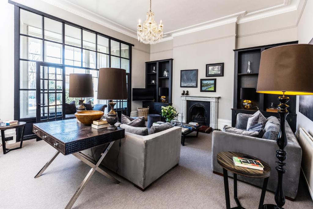 een woonkamer met meubilair en een kroonluchter bij Malvern - By Luxury Apartments in Cheltenham