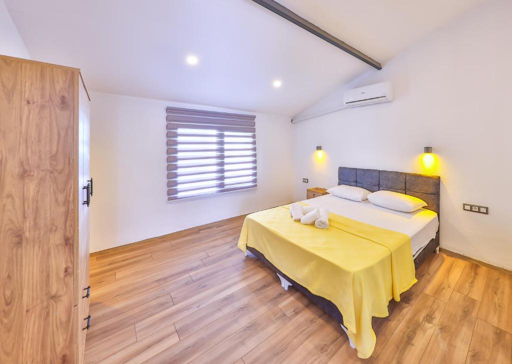 A bed or beds in a room at 3 House Apart