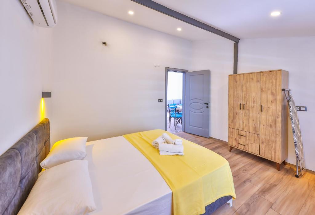 A bed or beds in a room at 3 House Apart