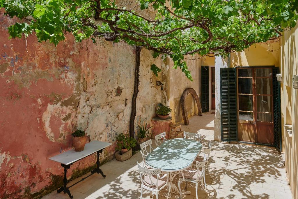 a patio with a table and chairs in a building at Cas Sitger in Felanitx