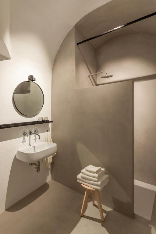Koupelna v ubytování April1550 Boutique Hotel