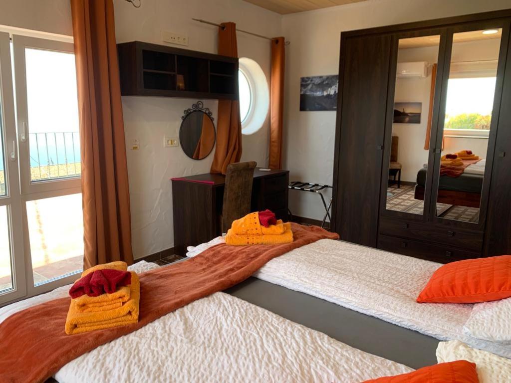 Postel nebo postele na pokoji v ubytování HRlos Piratas - Ferien Haus La Palma - GOOD WLAN !!