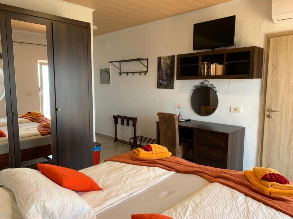 Postel nebo postele na pokoji v ubytování HRlos Piratas - Ferien Haus La Palma - GOOD WLAN !!