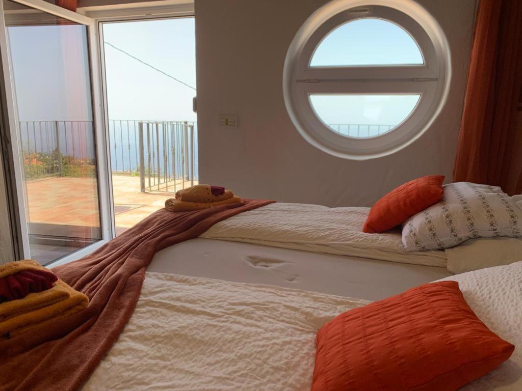 Postel nebo postele na pokoji v ubytování HRlos Piratas - Ferien Haus La Palma - GOOD WLAN !!