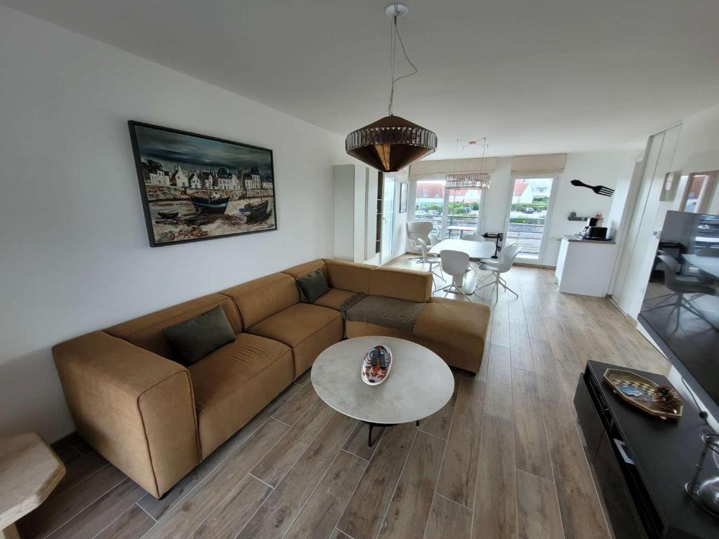 un salon avec un canapé et une table dans l'établissement Magnifique duplex contemporain 3 chambres - Terrasse - Parking - WIFI (6 couchages) - FR-1-675-5, à Wimereux