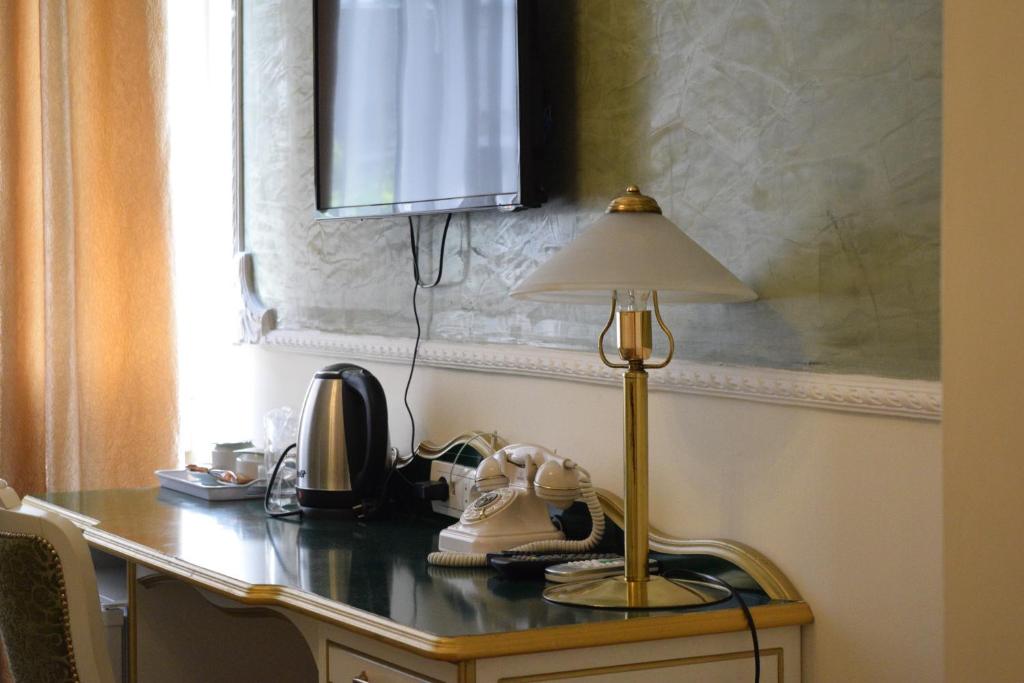 Příslušenství pro přípravu čaje a kávy v ubytování Queen's Astoria Design Hotel