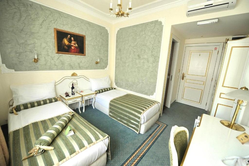 Queen's Astoria Design Hotel - Resim 21