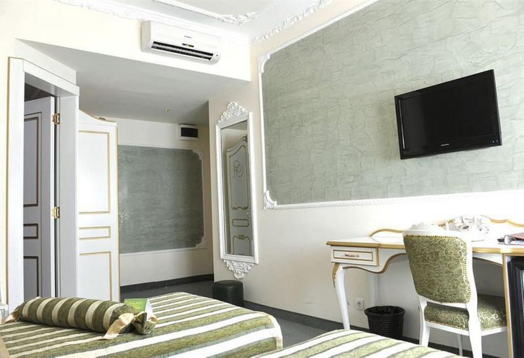 TV a/nebo společenská místnost v ubytování Queen's Astoria Design Hotel
