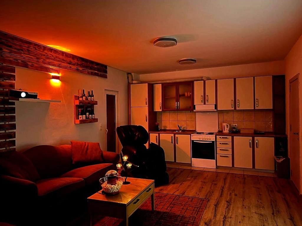 uma sala de estar com um sofá e uma mesa em Cinema Relax Apartament em Pristina