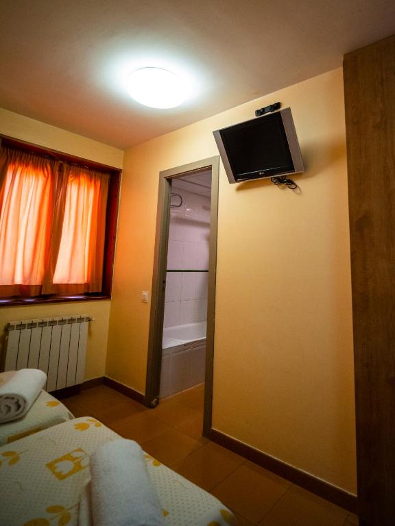 TV a/nebo společenská místnost v ubytování Hotel Taüll