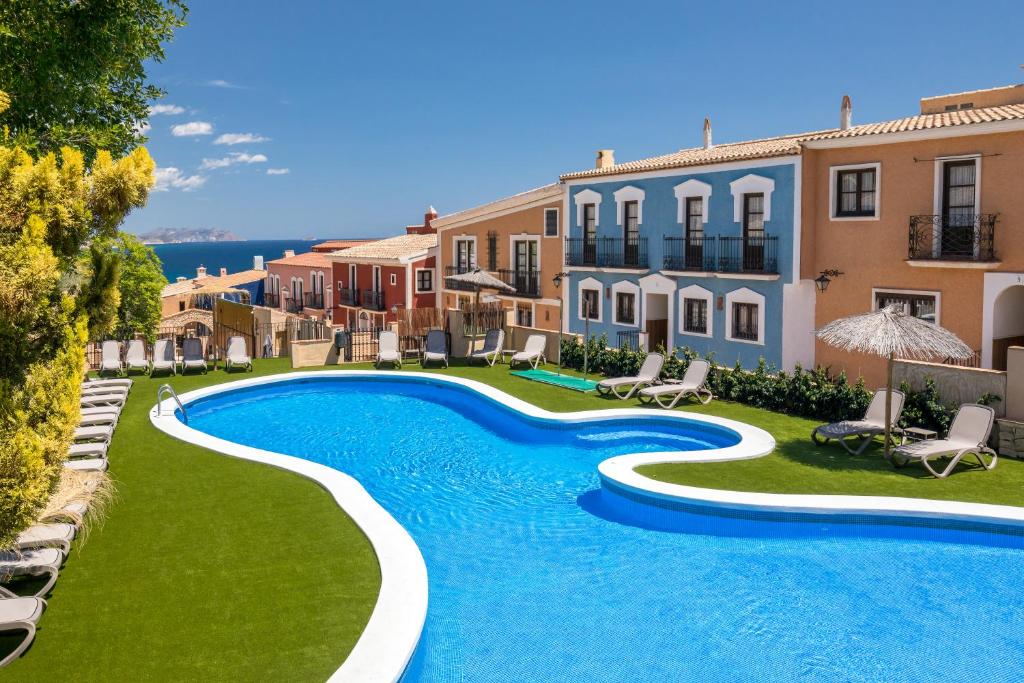 una foto di una piscina in una villa di Occidental Pueblo Acantilado a El Campello