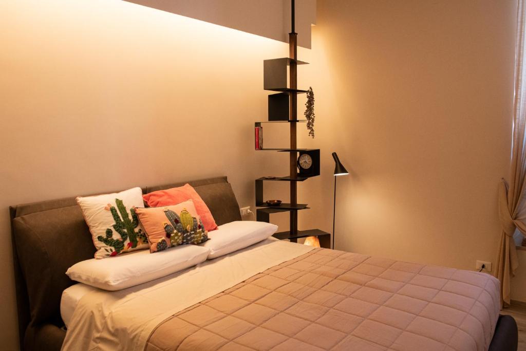 塔蘭托的住宿－San Nicolicchio - Luxury Guest House，一间卧室配有带枕头的床