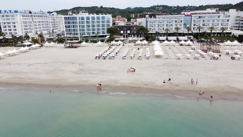 an aerial view of a beach with chairs and buildings at Hotel Oaz in Golem