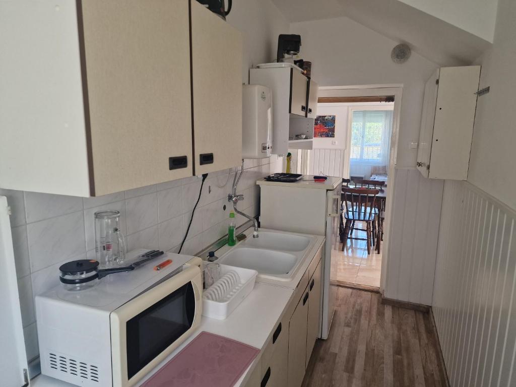 A kitchen or kitchenette at reginavendeghaz