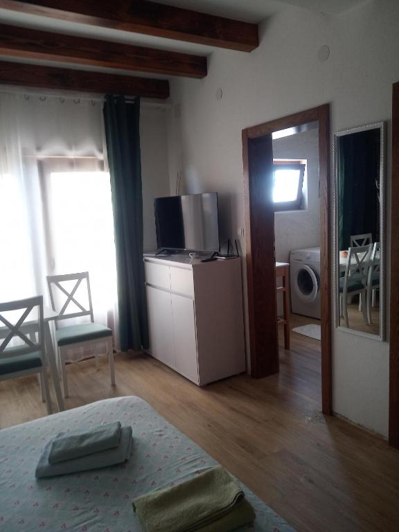 Pokój z łóżkiem, kuchnią i salonem w obiekcie Studio apartman Luka w mieście Starigrad-Paklenica