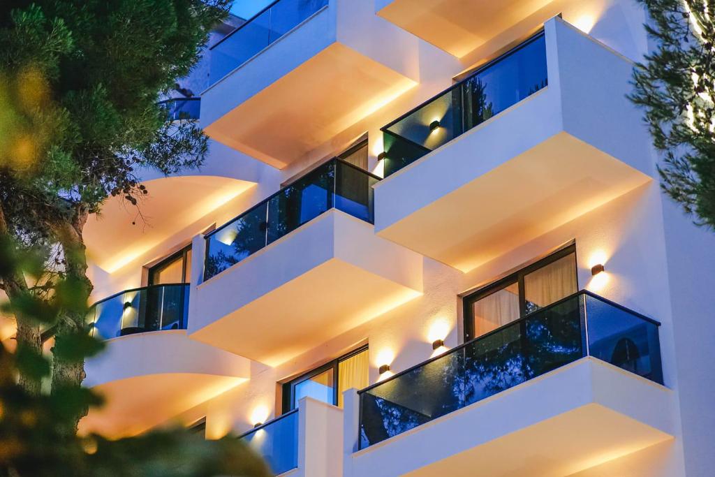 un edificio con balcones iluminados por la noche en Hotel Havana, en Sarandë