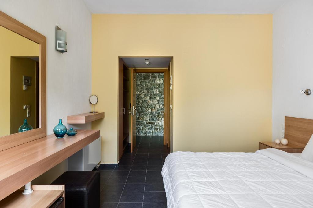 Postel nebo postele na pokoji v ubytování Gefiri Plakas Hotel, Tzoumerka