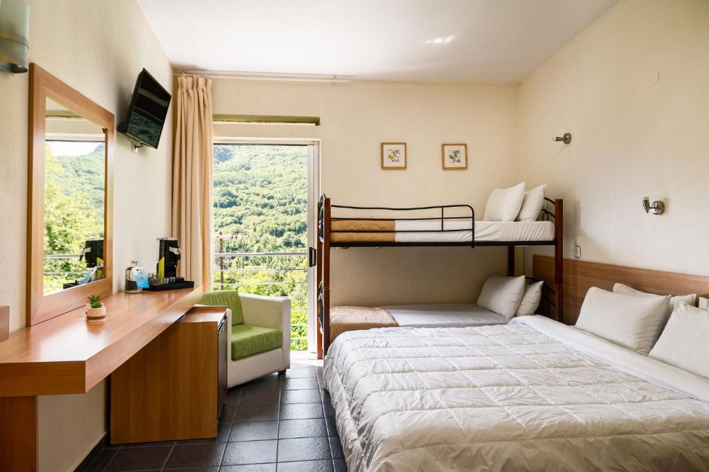 Postel nebo postele na pokoji v ubytování Gefiri Plakas Hotel, Tzoumerka