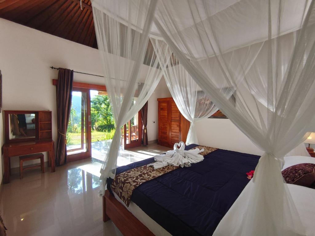 um quarto com uma cama de dossel em Abian view house em Sidemen