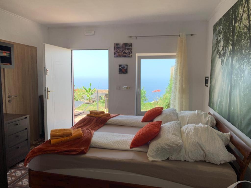 Postel nebo postele na pokoji v ubytování HRlos Piratas - Ferien Haus La Palma - GOOD WLAN !!