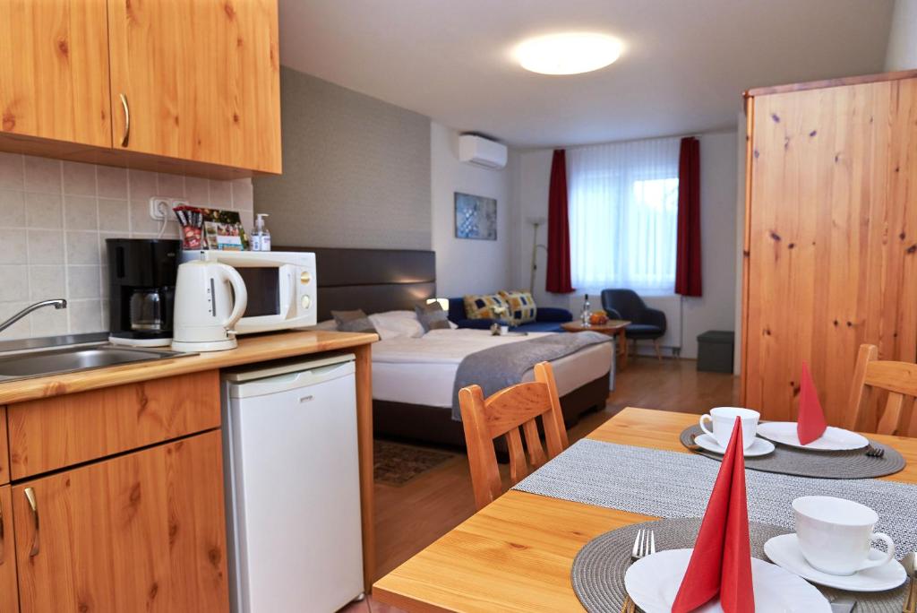 Kuchyň nebo kuchyňský kout v ubytování Apartman Brigitte Bükfürdő